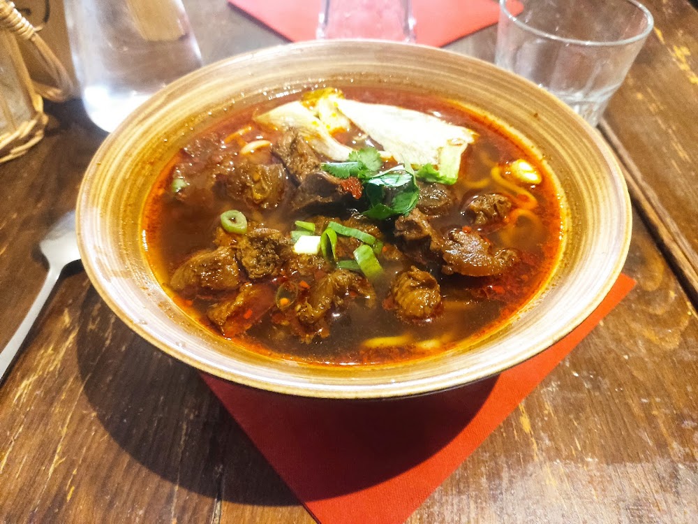 Soupe de nouilles au boeuf dans un bouillon rouge parfumé