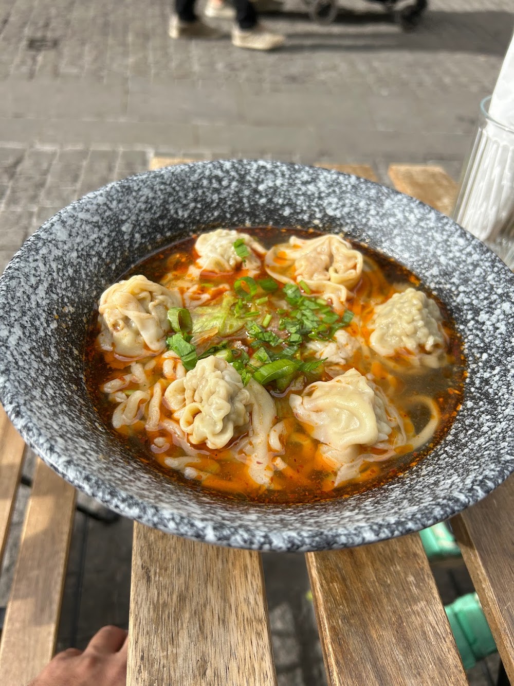Bol de raviolis au porc dans un bouillon relevé